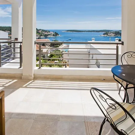 Rino * Hvar Town